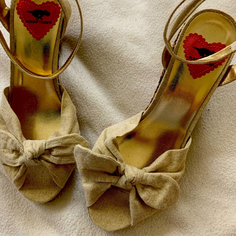 Creamy wedge sandal with flecks of gold.
